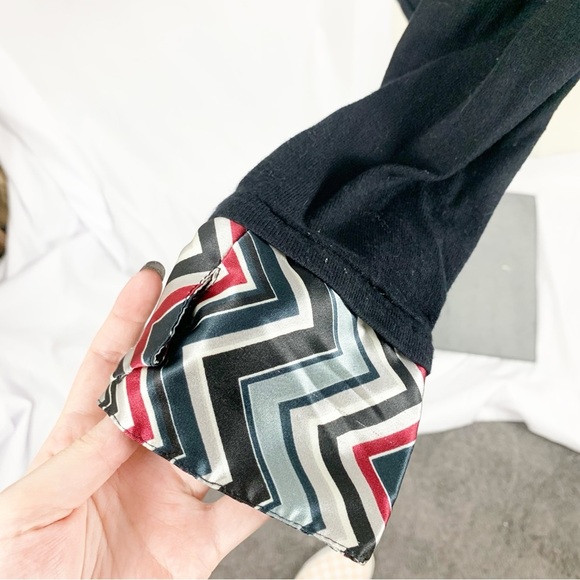 Zacks Black Knit V-Neck Sweater with Chevron Print Collar & Cuffs (S) - Picture 4 of 10